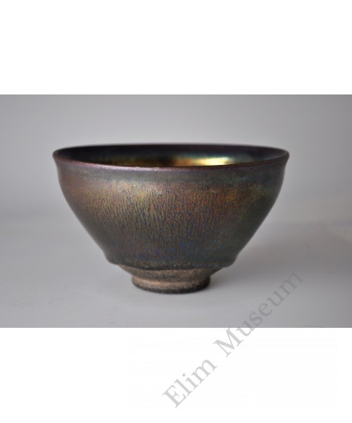 1739 A grooved stoneware tea bowl with silver-brown streaks and mark "Taizhu" (2)   